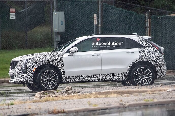 2023-cadillac-xt4-facelift-spied-with-production-lights-reveal-closing-in_1