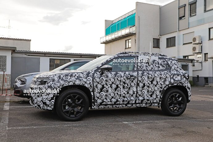 2023-jeep-baby-suv-gets-spied-inside-and-out-development-is-moving-forward_3