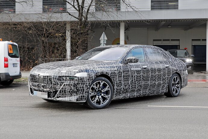 new-2023-bmw-7-series-becomes-less-shy-gets-spied-in-the-open-with-hybrid-powertrain_18