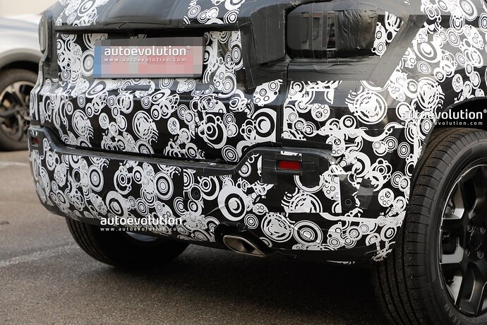 2023-jeep-baby-suv-gets-spied-inside-and-out-development-is-moving-forward_15