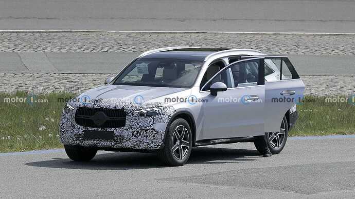 2023-mercedes-glc-with-minimal-camouflage-spy-photo (17)