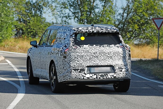 new-kia-ev9-looks-surprisingly-composed-while-tackling-the-nordschleife_11