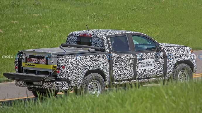 gmc-canyon-at4x-side-view-spy-photo (4)