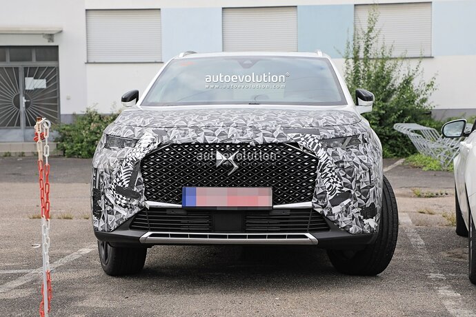 ds7-crossback-facelift-spied-inside-and-out-expect-a-full-reveal-later-this-month_2