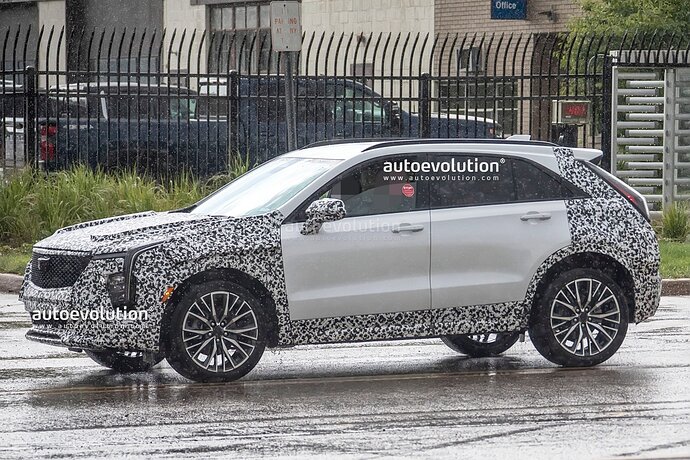 2023-cadillac-xt4-facelift-spied-with-production-lights-reveal-closing-in_9