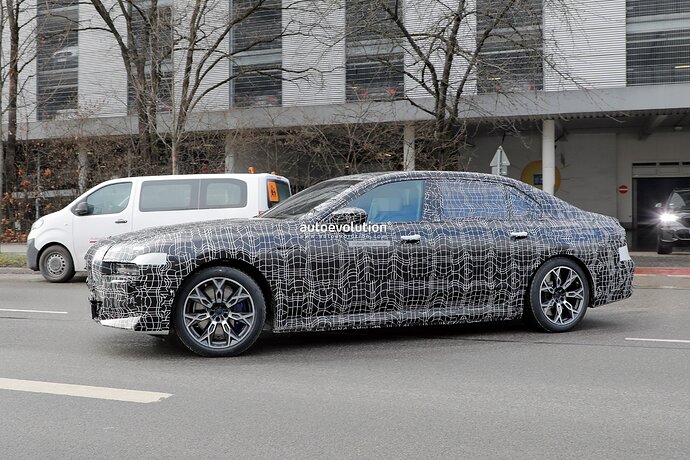 new-2023-bmw-7-series-becomes-less-shy-gets-spied-in-the-open-with-hybrid-powertrain_19