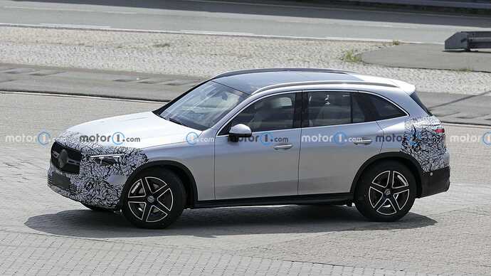 2023-mercedes-glc-with-minimal-camouflage-spy-photo (4)