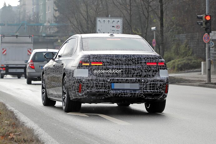 new-2023-bmw-7-series-becomes-less-shy-gets-spied-in-the-open-with-hybrid-powertrain_25