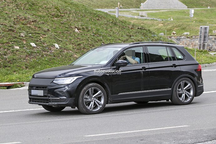 2025-vw-tiguan-spied-with-closed-off-grille-everything-about-it-says-electric-power_12