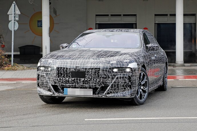 new-2023-bmw-7-series-becomes-less-shy-gets-spied-in-the-open-with-hybrid-powertrain_16
