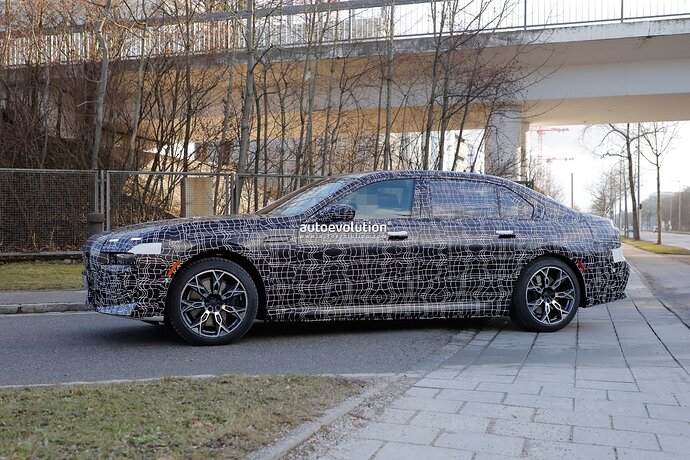 new-2023-bmw-7-series-becomes-less-shy-gets-spied-in-the-open-with-hybrid-powertrain_8