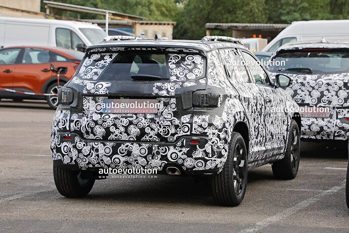 2023-jeep-baby-suv-gets-spied-inside-and-out-development-is-moving-forward_13