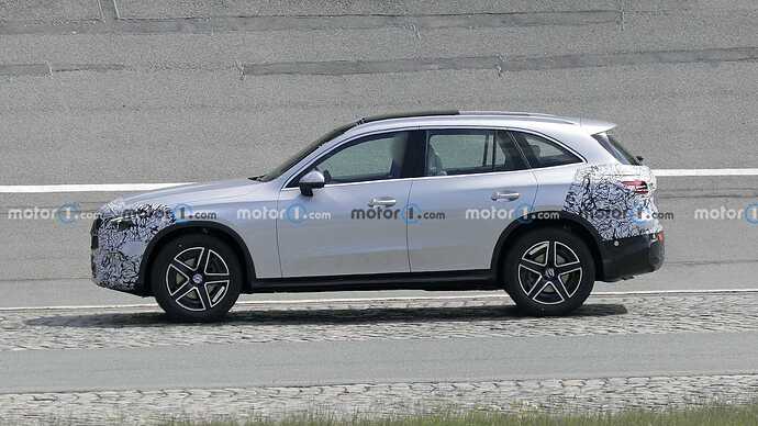 2023-mercedes-glc-with-minimal-camouflage-spy-photo (21)