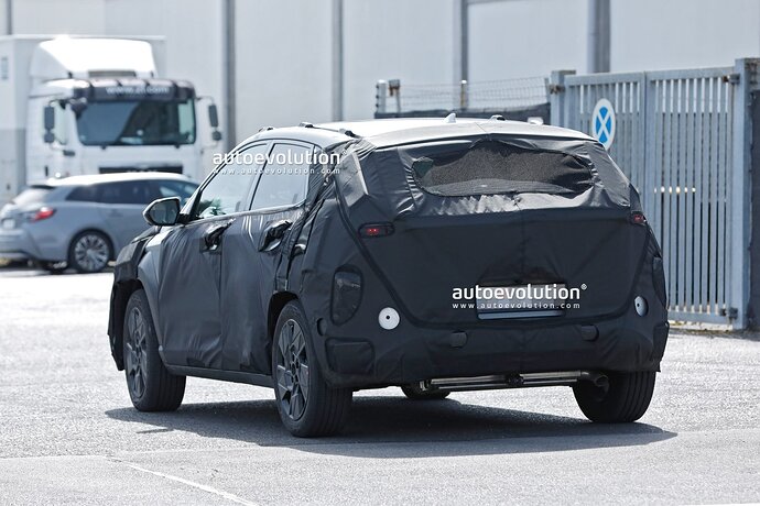 2023-hyundai-kona-spotted-while-testing-gets-benchmarked-with-a-vw_9