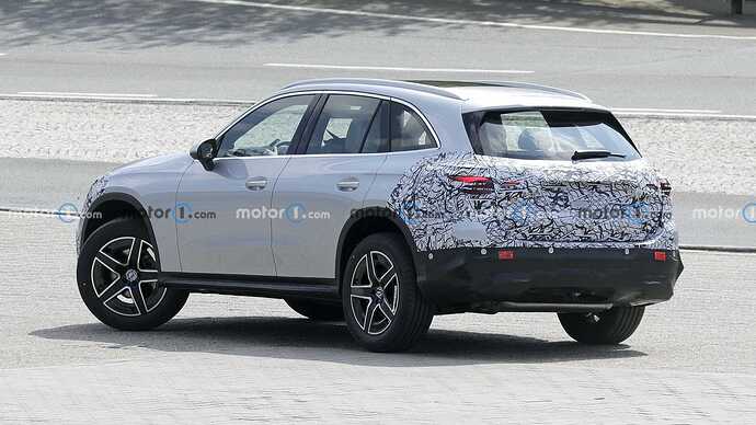2023-mercedes-glc-with-minimal-camouflage-spy-photo (14)