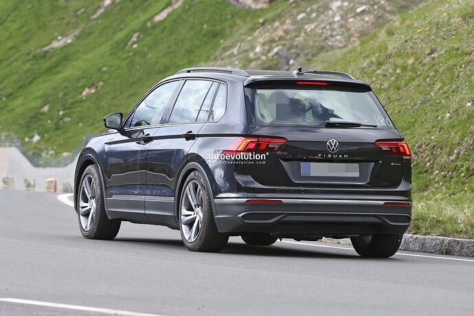 2025-vw-tiguan-spied-with-closed-off-grille-everything-about-it-says-electric-power_17