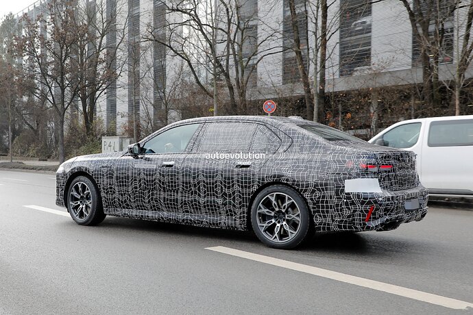 new-2023-bmw-7-series-becomes-less-shy-gets-spied-in-the-open-with-hybrid-powertrain_21