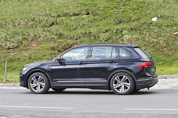 2025-vw-tiguan-spied-with-closed-off-grille-everything-about-it-says-electric-power_14