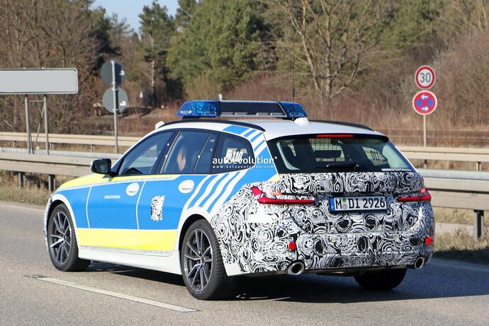 2023-bmw-3-series-touring-police-car-looks-serious-debut-is-probably-imminent_8