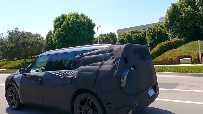 SPIED! 2023 KIA EV9 Flagship electric SUV on the road Spy shots КИА 기아 1-8 screenshot