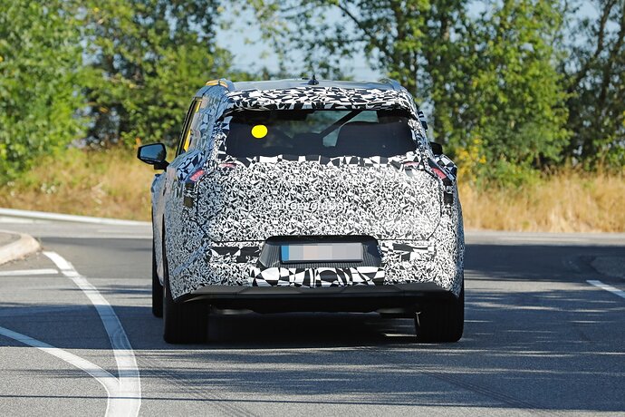 new-kia-ev9-looks-surprisingly-composed-while-tackling-the-nordschleife_12