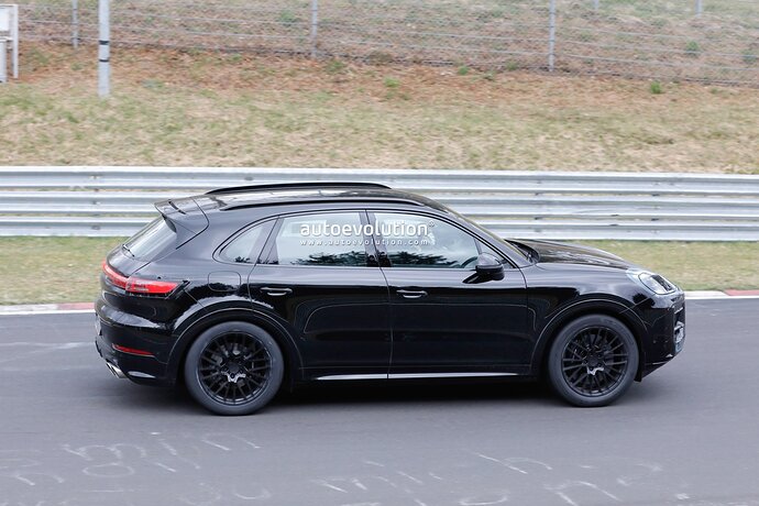 2023-porsche-cayenne-facelift-spied-on-the-nurburgring-is-ready-to-rumble_8