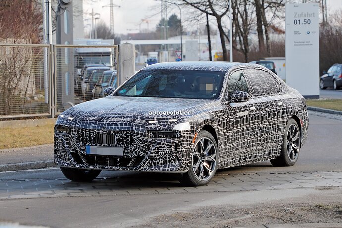 new-2023-bmw-7-series-becomes-less-shy-gets-spied-in-the-open-with-hybrid-powertrain_1