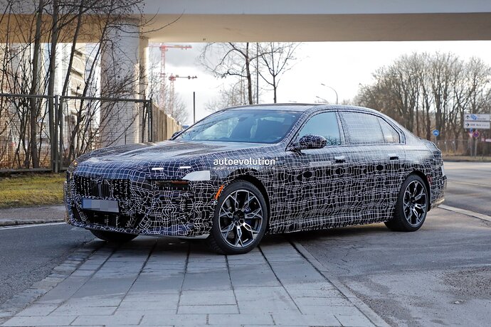 new-2023-bmw-7-series-becomes-less-shy-gets-spied-in-the-open-with-hybrid-powertrain_7