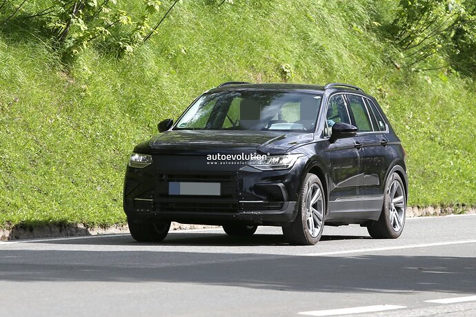 2025-vw-tiguan-spied-with-closed-off-grille-everything-about-it-says-electric-power_1