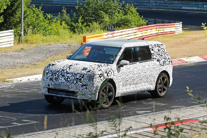 new-kia-ev9-looks-surprisingly-composed-while-tackling-the-nordschleife_15