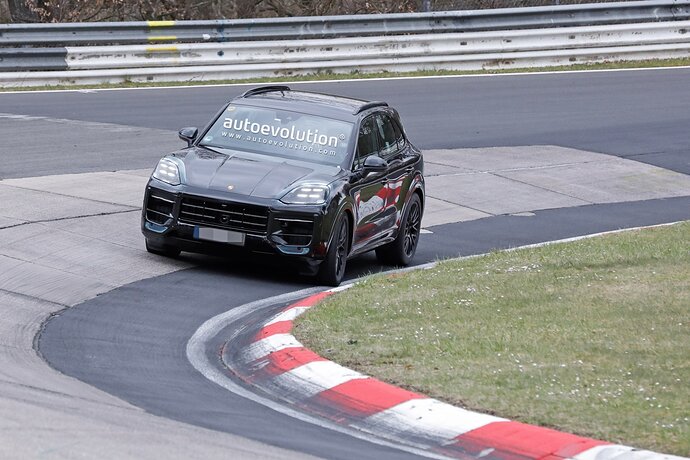 2023-porsche-cayenne-facelift-spied-on-the-nurburgring-is-ready-to-rumble_2