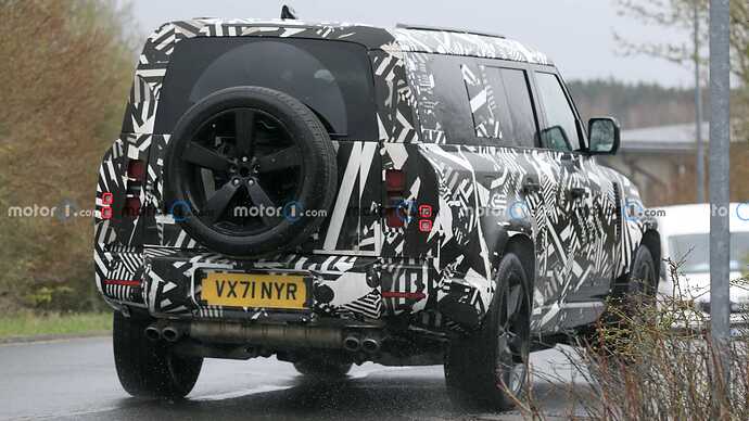 land-rover-defender-130-rear-view-spy-photo (4)