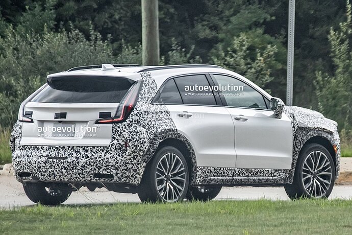 2023-cadillac-xt4-facelift-spied-with-production-lights-reveal-closing-in_14