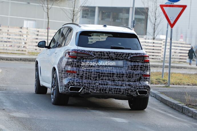 2023-bmw-x5-lci-prototype-shows-its-much-slimmer-laser-led-lights_12