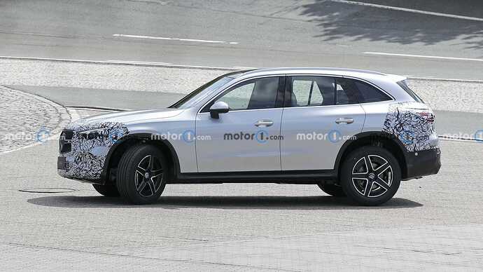 2023-mercedes-glc-with-minimal-camouflage-spy-photo (12)