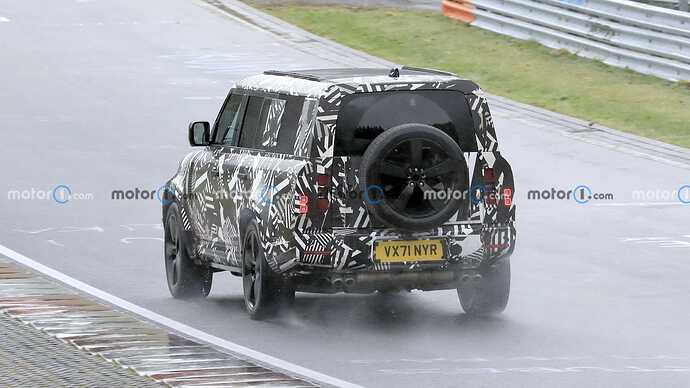 land-rover-defender-130-rear-view-spy-photo (2)