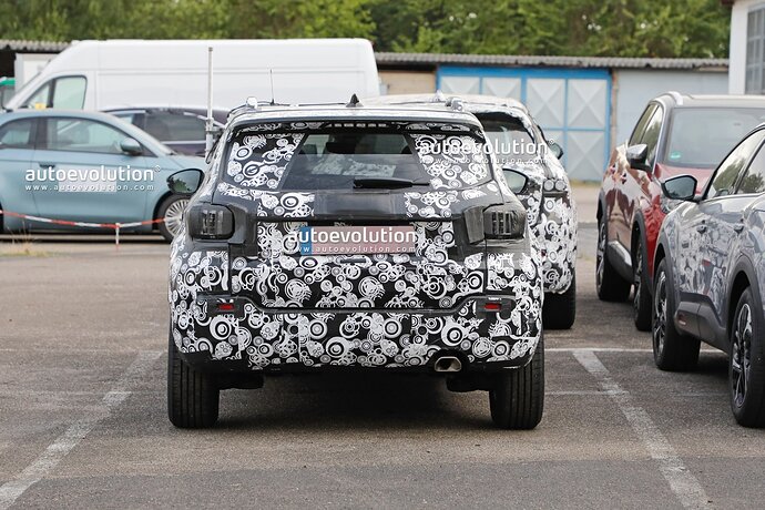 2023-jeep-baby-suv-gets-spied-inside-and-out-development-is-moving-forward_10