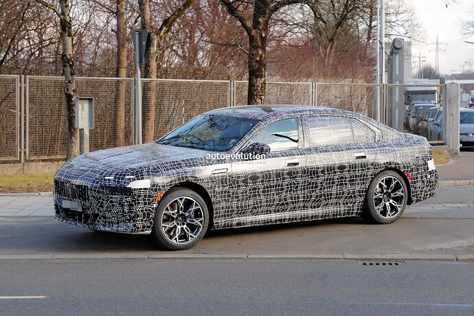 new-2023-bmw-7-series-becomes-less-shy-gets-spied-in-the-open-with-hybrid-powertrain_2