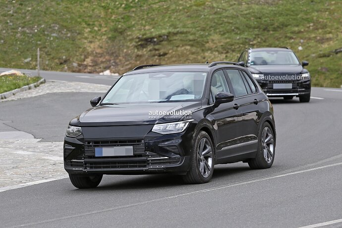 2025-vw-tiguan-spied-with-closed-off-grille-everything-about-it-says-electric-power_10