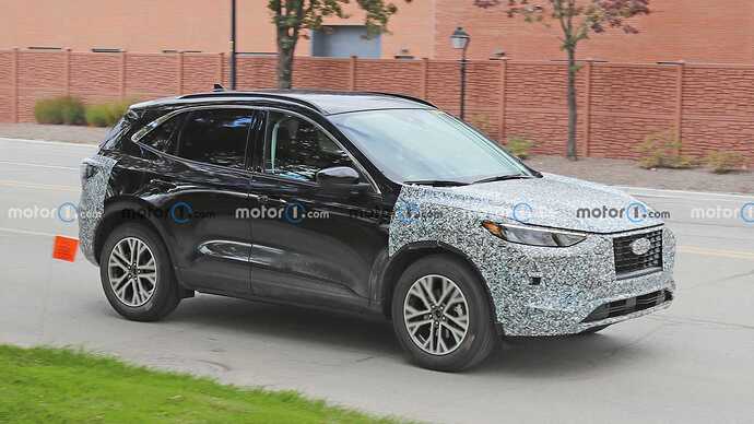 2023-ford-escape-side-view-facelift-spy-photo (4)
