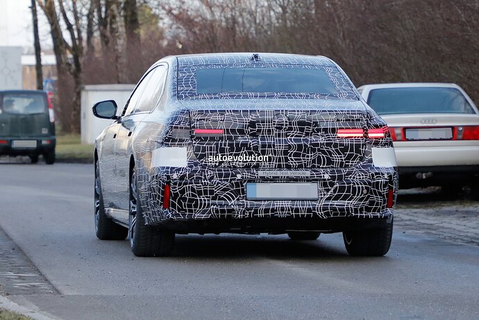 new-2023-bmw-7-series-becomes-less-shy-gets-spied-in-the-open-with-hybrid-powertrain_13