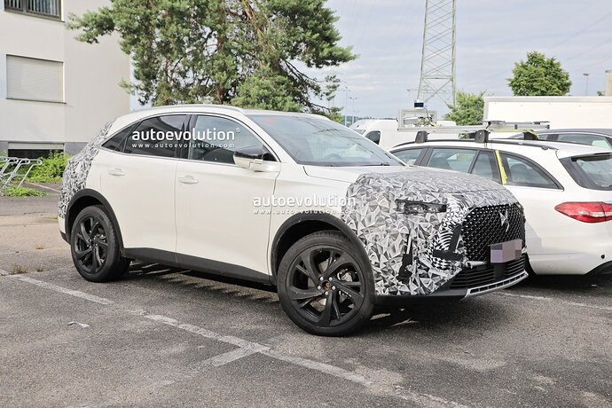 ds7-crossback-facelift-spied-inside-and-out-expect-a-full-reveal-later-this-month_8