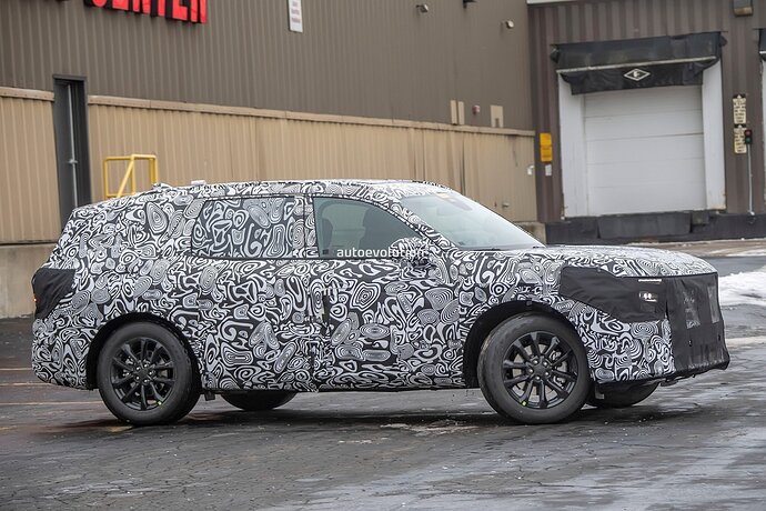 new-ford-suv-prototype-spied-could-revive-fusion-moniker_9