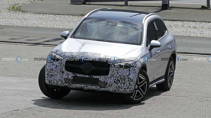 2023-mercedes-glc-with-minimal-camouflage-spy-photo (1)