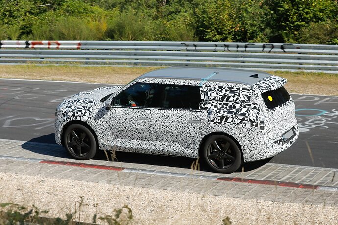 new-kia-ev9-looks-surprisingly-composed-while-tackling-the-nordschleife_18