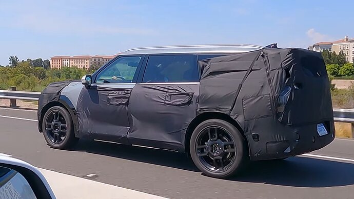 SPIED! 2023 KIA EV9 Flagship electric SUV on the road Spy shots КИА 기아 0-52 screenshot