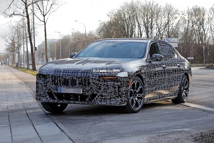 new-2023-bmw-7-series-becomes-less-shy-gets-spied-in-the-open-with-hybrid-powertrain_6