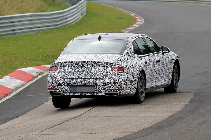 2023-genesis-g90-spied-lapping-the-nurburgring-in-the-wet_9