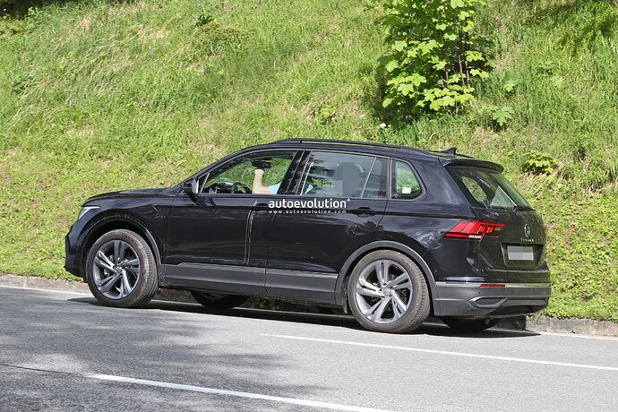 2025-vw-tiguan-spied-with-closed-off-grille-everything-about-it-says-electric-power_6
