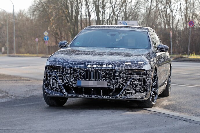 new-2023-bmw-7-series-becomes-less-shy-gets-spied-in-the-open-with-hybrid-powertrain_5